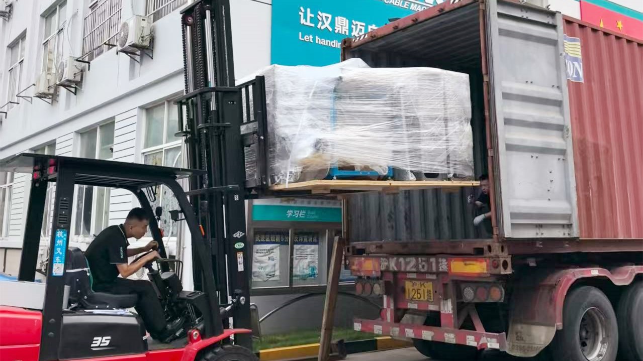 漢鼎7月發(fā)貨信息-????70+50擠出機??和??100+50擠出機??（配備搖盤扎帶系統(tǒng)）